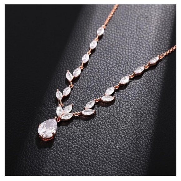 Elegant Gorgeous Earrings and Necklace Jewelry Set in Rose Gold - Picture 7 of 8